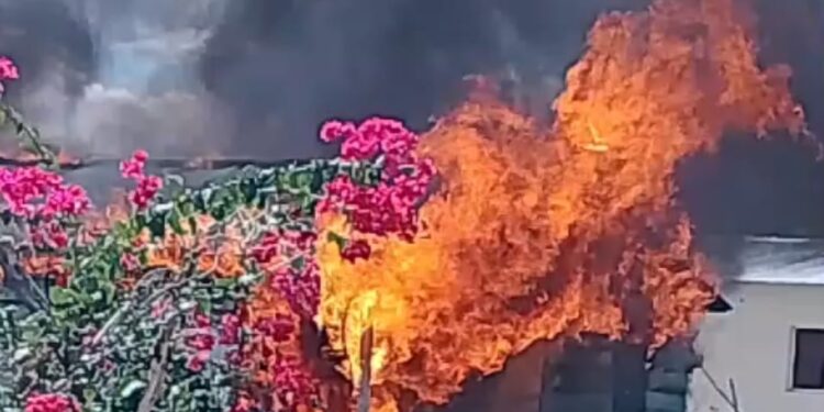 Voraz incendio reduce una vivienda y afecta otra en el kilometro cuatro Dajabón