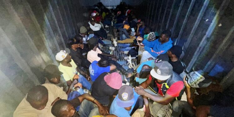 Ejército detiene camionero que ocultaba 52 haitianos indocumentados dentro de un furgón en Mao