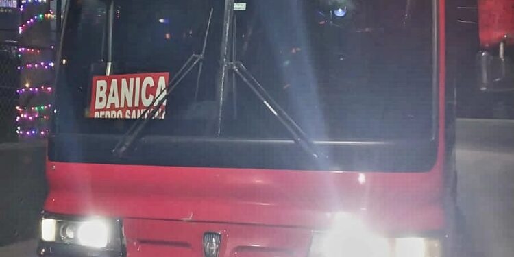 Ejército detiene chofer y cobrador de autobús sorprendidos transportando extranjeros indocumentados en San Juan de la Maguana