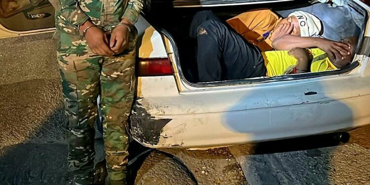 Ejército detiene a exmilitar que transportaba haitianos indocumentados en el baúl de un vehículo en Barahona