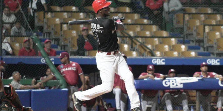 Junior Lake conecta el batazo decisivo y le da la victoria al Escogido