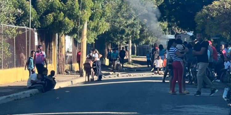 Protestan en reclamo terminación de liceo en Belloso, Luperón
