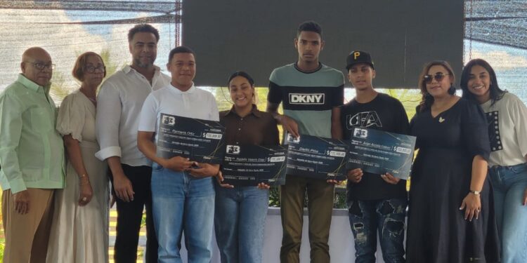 Fundación Boomstick23 que preside Nelson Cruz y familia entregaron cientos de miles de peso y dólares en aportaciones a diferentes sectores en las Matas de Santa Cruz