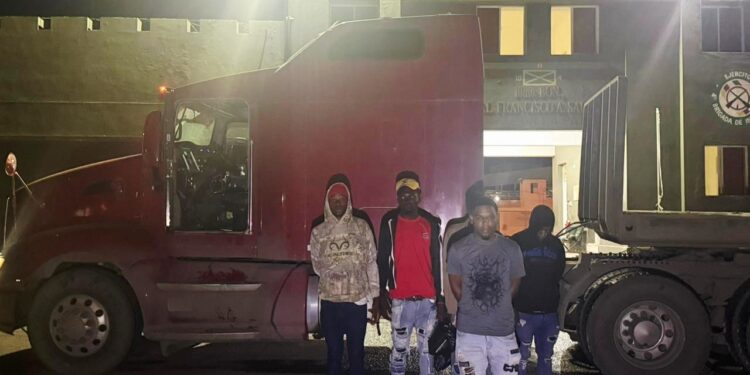 Ejército detiene a ciudadano dominicano que transportaba haitianos indocumentados ocultos en patana en Dajabón