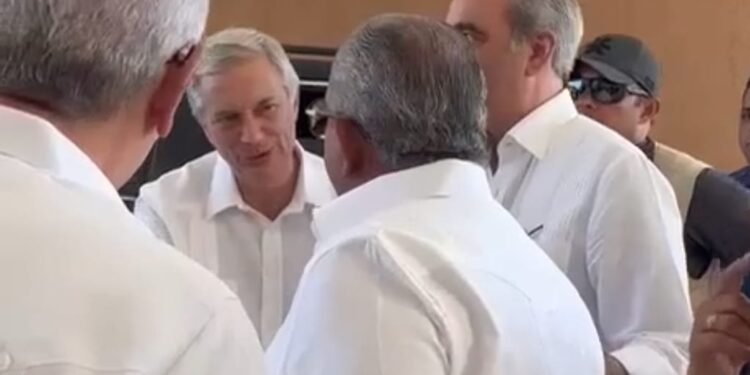 Abinader presenta empresario Quildere Taveras ante presidente electo de Chile