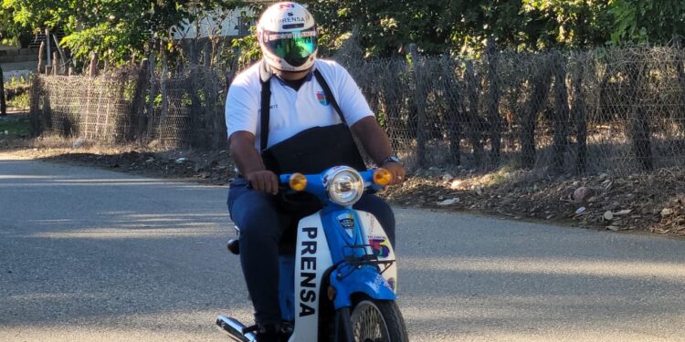 Periodista de Noticias Telemicro recorre tres provincias del Noroeste a bordo de un motor exponiendo su vida