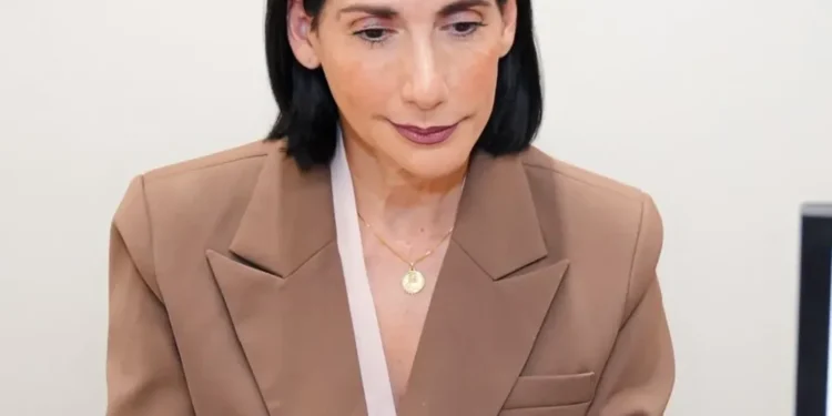 La primera dama Raquel Arbaje obtiene su nuevo pasaporte electrónico y actualiza su estado civil