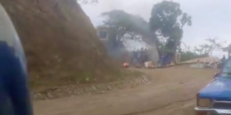 Haitianos bloquean carretera internacional por Tirolí restauración 