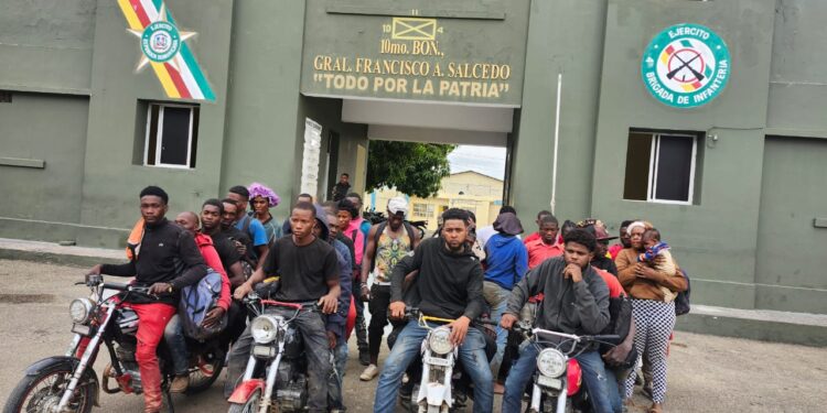 Ejército detiene a 37 nacionales haitianos indocumentados que eran guiados por dos ciudadanos dominicanos en Dajabón