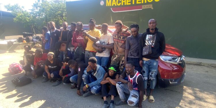 Ejército intercepta jeepeta con 20 indocumentados en Mao