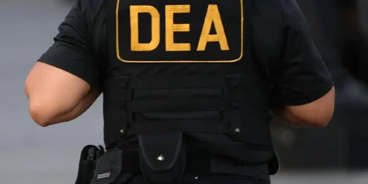 Arrestan a supervisor de la DEA en RD por presunto abuso de programa de visas