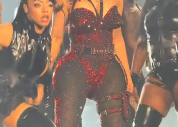 Cardi B sufre caída en uno de sus conciertos, culpa al Gobierno de EE.UU. y dice que es IA