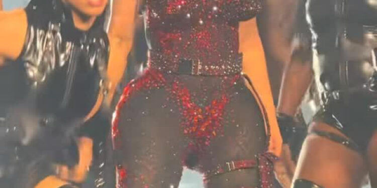Cardi B sufre caída en uno de sus conciertos, culpa al Gobierno de EE.UU. y dice que es IA