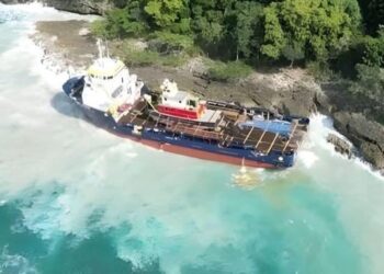 Encalla barco que transporta mercancías a islas del Caribe en la bahía de Luperón