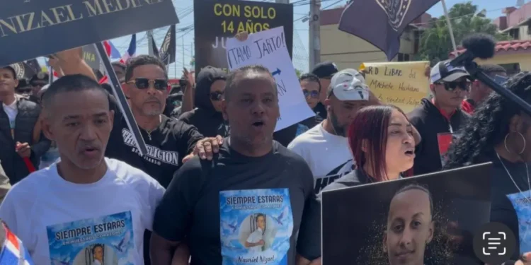 Familiares de adolescente asesinado por haitianos en Los Mina, marchan con la Antigua Orden para exigir justicia