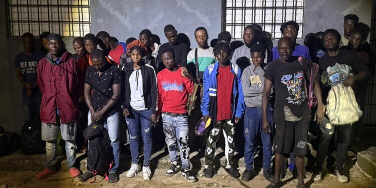 Ejército detiene camioneta con 26 haitianos indocumentados durante operativo en Constanza