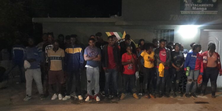 Un grupo de 32 nacionales haitianos indocumentados fue interceptado por el Ejército en zona boscosa de Montecristi