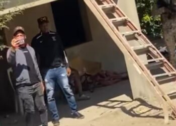 Contrabandista agreden a botellazos y pedradas CESFRONT y queman mercancías para evitar decomiso en Dajabón