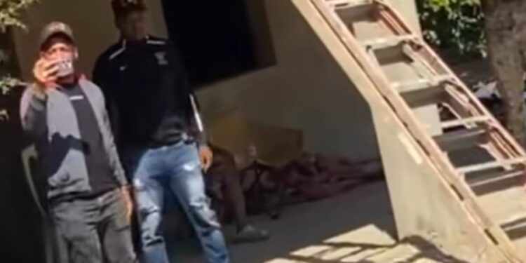 Contrabandista agreden a botellazos y pedradas CESFRONT y queman mercancías para evitar decomiso en Dajabón