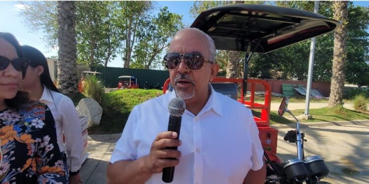 Nicanor Aquino es el ganador de otra motocicleta de tres ruedas sorteada por estación de combustibles la Fe Dajabón  