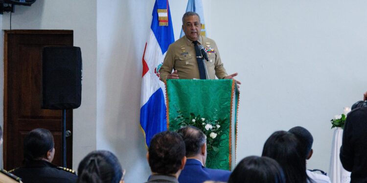 Lee Ballester insta a colaboradores de Migración a actuar con responsabilidad y disciplina en defensa de los intereses nacionales