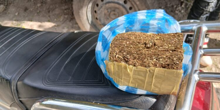 Ejército detiene a dos extranjeros indocumentados con presunta marihuana en Pedernales