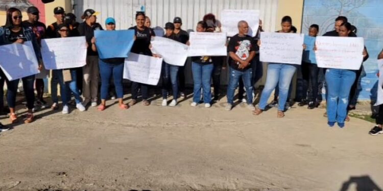 Protestan por bajos salarios Personal administrativo y de conserjerías de escuelas en Manzanillo