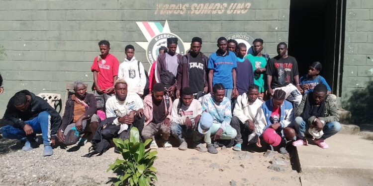 Ejército detiene a 26 indocumentados en zona boscosa de Montecristi