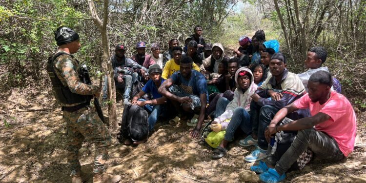 En operativos de interdicción Ejército detiene a 65 haitianos en condición migratoria irregular en Montecristi