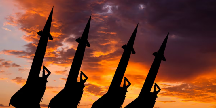 EU prueba misil con capacidad para portar ojivas nucleares