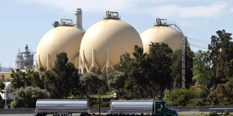 Petróleo Texas sube este lunes 3,25%, se coloca a 102 dólares