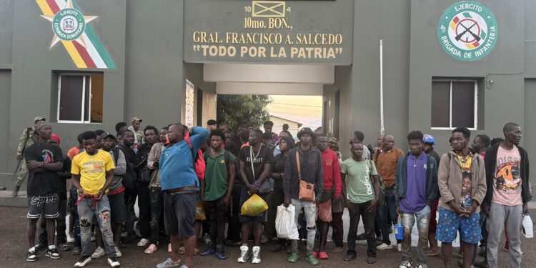Patrulla del Ejército detiene a 39 extranjeros en condición migratoria irregular en Montecristi