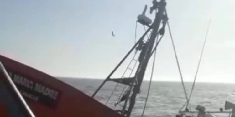 Rescatan con vida tripulantes barco de Puerto Plata que zozobró isla Tortuga
