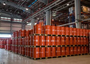 Petróleo retoma senda alcista; vuelve a superar los 100 dólares