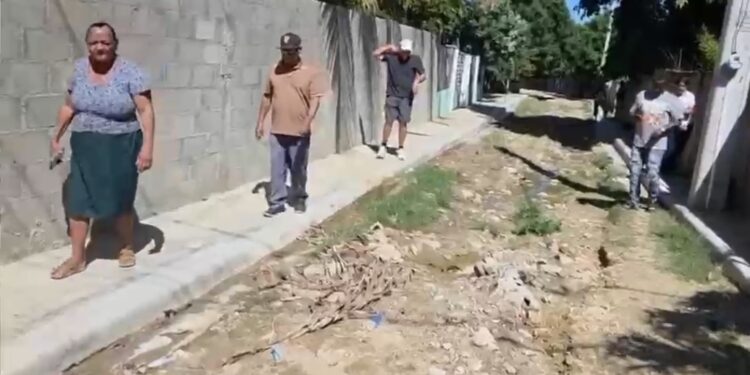 Reclaman arreglo de la calles sector en los Ángeles en Montecristi 