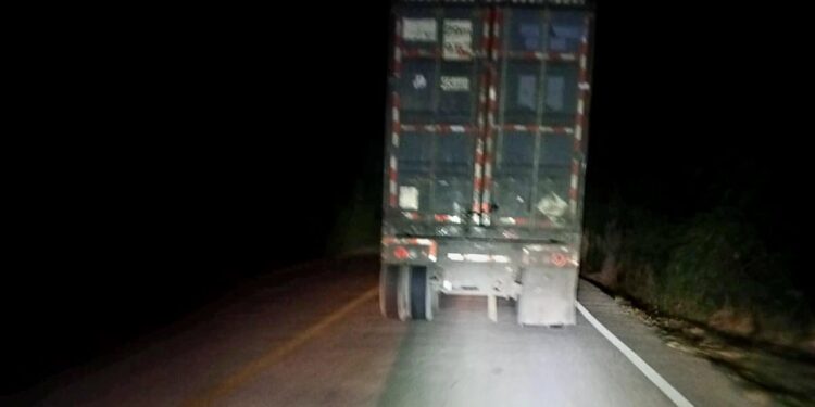 Ejército detiene camionero que transportaba extranjeros indocumentados encima de furgón en Las Matas de Farfán