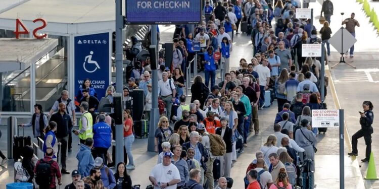 Agentes ICE desplegados en 14 aeropuertos de Estados Unidos