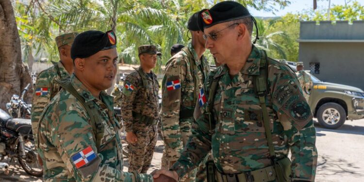 Comandante del Ejército realiza recorrido por unidades de la 5ta. Brigada de Infantería