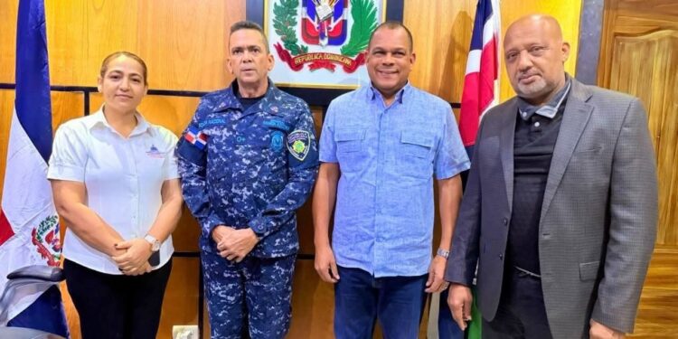 Director Regional Noroeste de la Policía Nacional se reúne con comisión del programa Comunidad Segura 