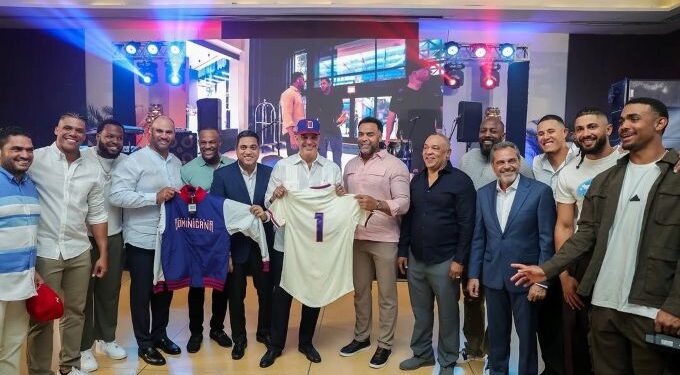 Comisionado de Grandes Ligas destaca apoyo Abinader beisbol