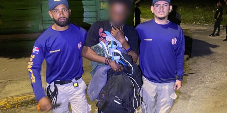 Este jueves la Dirección General de Migración detuvo 1,180 y deportó 883 extranjeros indocumentados a nivel nacional