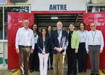 Embajadora de Estados Unidos recorre campus de Codevi