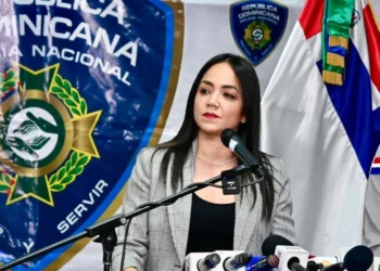 Faride Raful ordena suspensión de agente policial por agresión a mujer en Los Mina