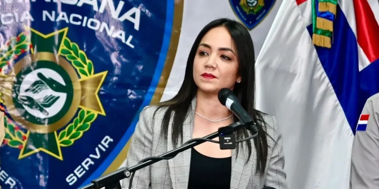 Faride Raful ordena suspensión de agente policial por agresión a mujer en Los Mina