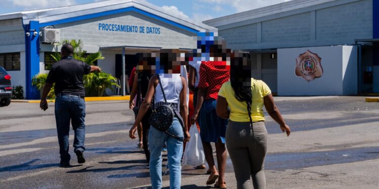 Este lunes la DGM ejecuta la salida del país de 861 indocumentados y aprehende a 1,104 en operativos de interdicción migratoria