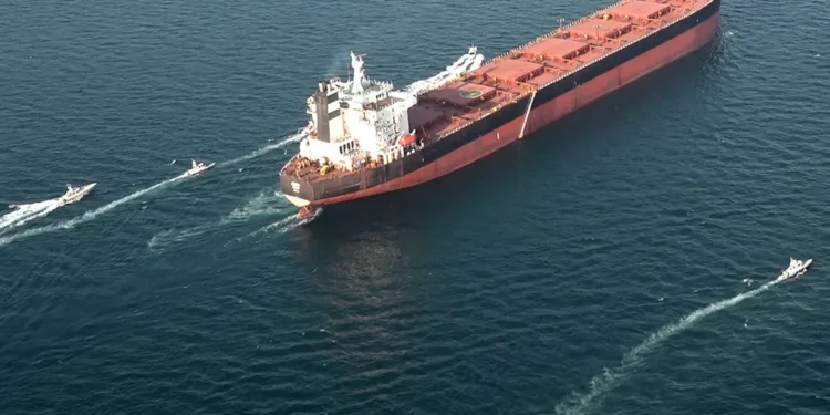 Petróleo sube 9.72%; Irán mantiene cerrado Estrecho de Ormuz