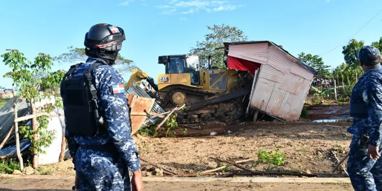 Desalojan familias en Boca Chica por invasión de terrenos