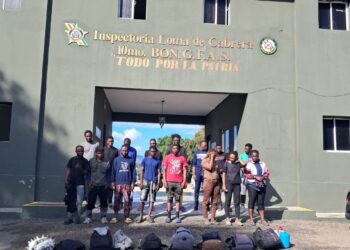 Ejército detiene a 16 migrantes haitianos indocumentados localizados con drones en Loma de Cabrera