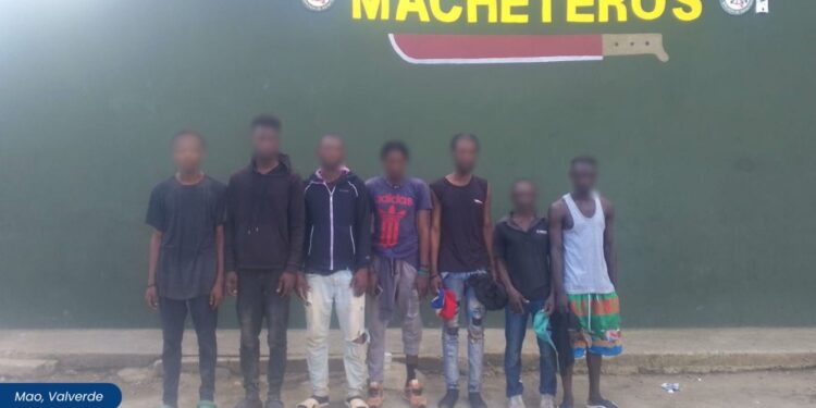 Detienen a 100 extranjeros en condición migratoria irregular en operativos realizados en Mao y Santiago Rodríguez