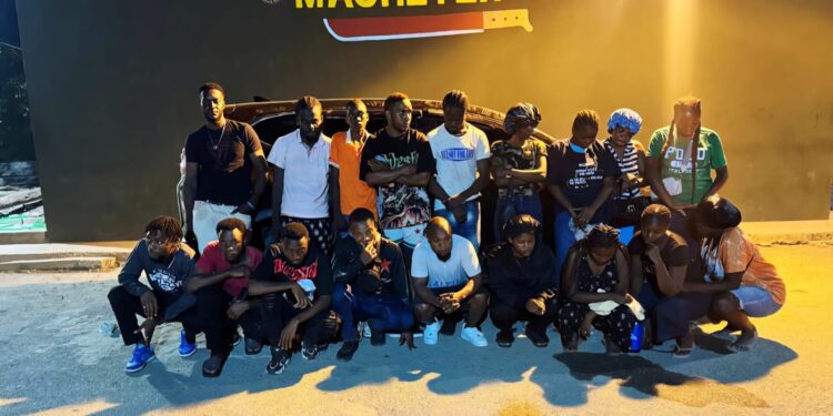 Ejército intercepta vehículo con 20 haitianos en condición migratoria irregular en Mao